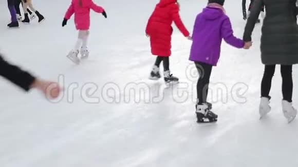 游客在大型溜冰场上滑冰特写在冰湖上滑冰后的脚视频的预览图