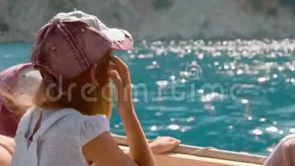在海上游轮上旅行的旅游女孩在阳光明媚的海上航行中坐在帆船上的少女视频的预览图