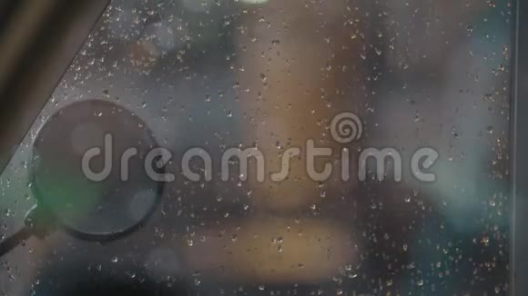湿玻璃和带有汽车和垃圾桶的晚间街道视频的预览图