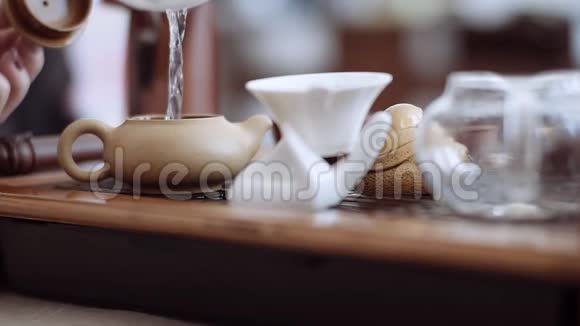 中国茶道茶刷轻轻地把水壶从水滴中擦拭出来视频的预览图