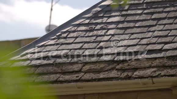 山墙屋顶风化的沥青剥落视频的预览图