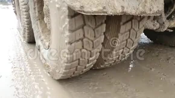 卡车车轮特写穿过泥浆视频的预览图