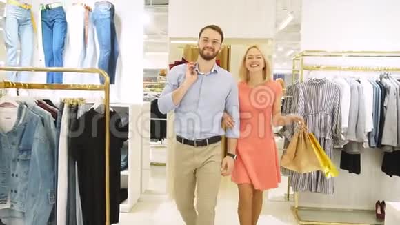 购物旅行年轻幸福的家庭带着购物离开商店慢动作视频的预览图