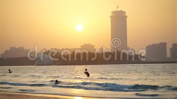 阿联酋迪拜朱美拉公共海滩上美丽的日落视频的预览图