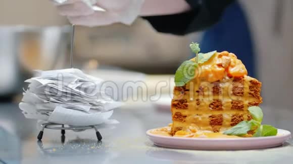 餐厅厨房在食物分配线上提供蜂蜜蛋糕服务员拿蛋糕视频的预览图
