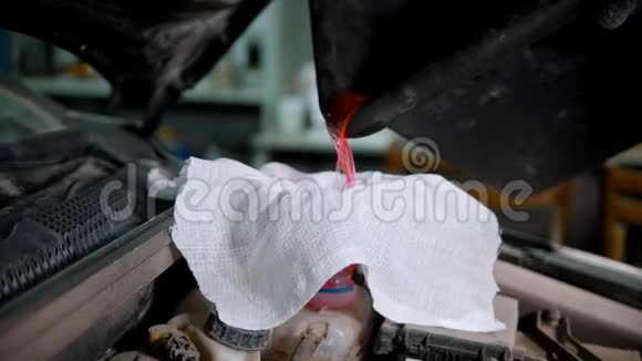 汽车修理服务在车内注入新的橙色发动机冷却液视频的预览图