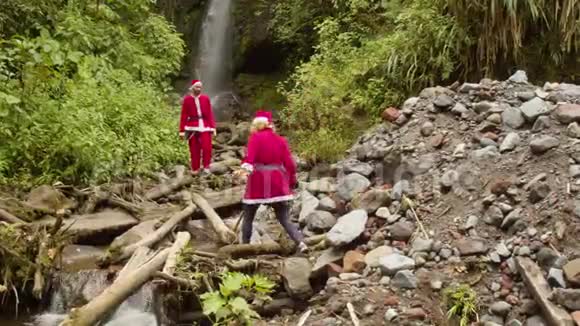 圣诞老人跟踪瀑布视频的预览图