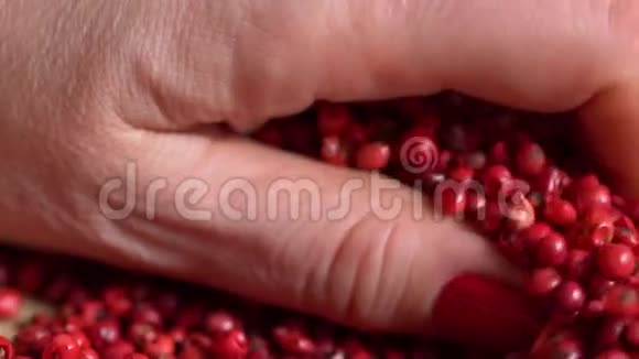 粉红胡椒放在厨房的桌子上轮换坠落喜玛拉雅胡椒浆果的极端宏观概念视频的预览图
