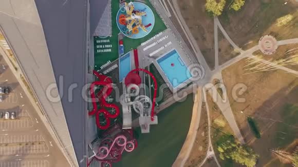 夏日城市风景著名水上公园屋顶空中全景4k视频的预览图