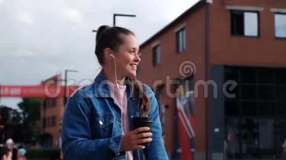 年轻漂亮的女孩在户外喝咖啡视频的预览图