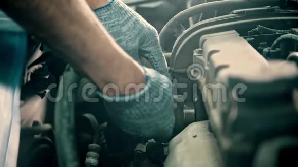 汽车修理服务工人做恒温器更换视频的预览图