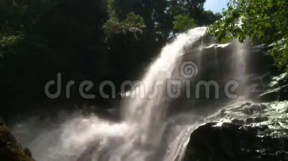 岩石上的大瀑布视频的预览图