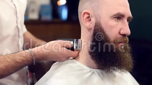理发店服务理发师用电动剃须刀为胡须胡子客户刮颈紧紧地视频的预览图