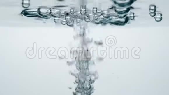 用气泡和溅在白色背景上的水浇水视频的预览图