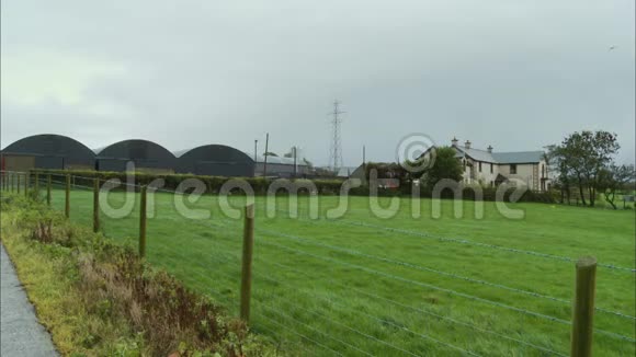 英国农场农场建筑围栏草地视频的预览图