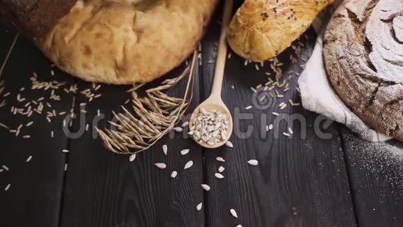 背景下新鲜自制全麦面包视频的预览图