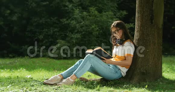 在公园里放松读书的女人视频的预览图
