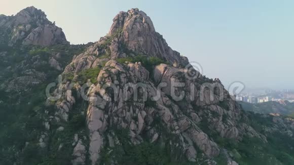 山峰城市景观山东中国视频的预览图