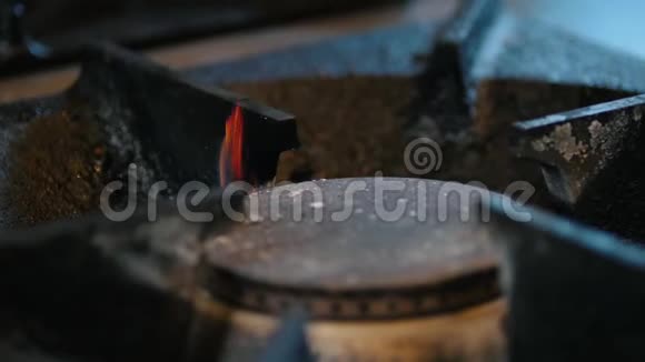 厨房燃气灶燃烧火焰丙烷气体视频的预览图