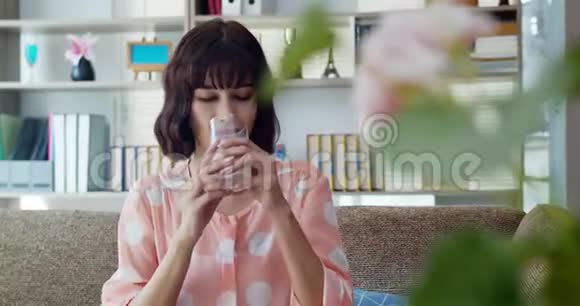 亚洲年轻女子捶胸顿足想尝尝牛奶的味道视频的预览图