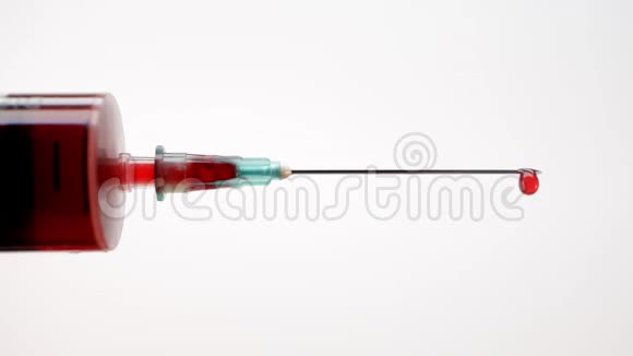 注射器针漏出血滴注射器滴下的红色液体视频的预览图