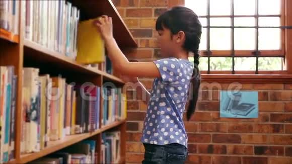 从图书馆书架上拿书的学生视频的预览图