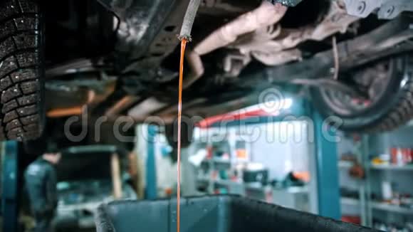 汽车修理服务从软管中流出的发动机冷却液视频的预览图