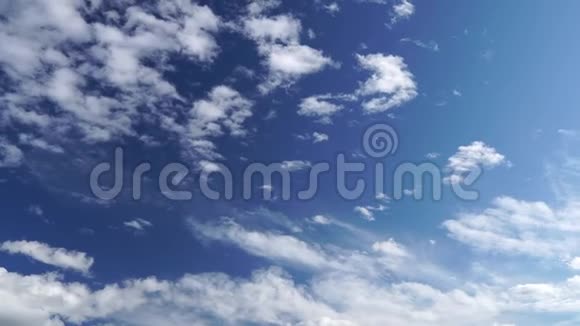 只有天空蓝天白云的美丽全景令人放松的移动转换云观视频的预览图