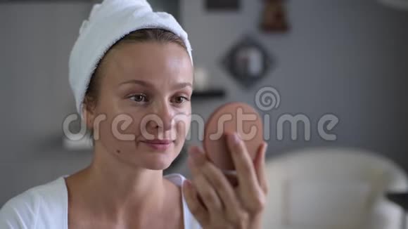 美女正在使用真皮滚筒女人用美索罗勒在脸上做针头手术视频的预览图