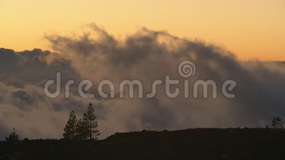 日落时分群山中云层的时间推移视频的预览图