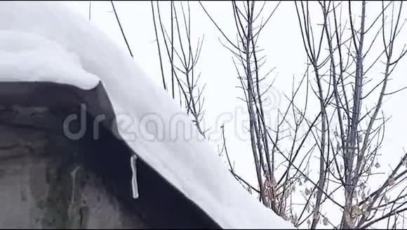 冬季降雪期间屋顶覆盖雪堆的金属机库现代工业外部全景4K视频的预览图