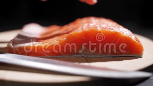 厨师用刀切三文鱼片视频的预览图