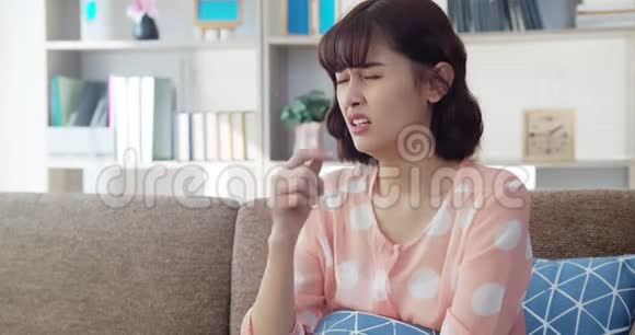亚洲年轻女子鼻子痒打喷嚏视频的预览图