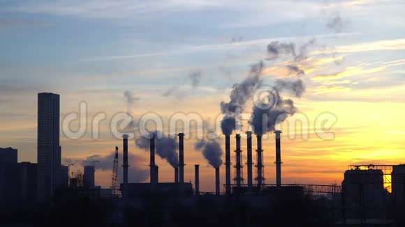 工业景观日落时热电厂的管道视频的预览图