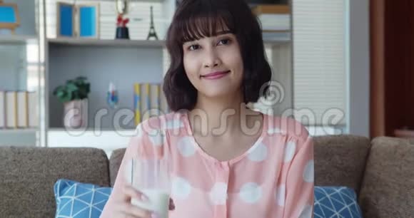亚洲漂亮的年轻女人喝牛奶快乐视频的预览图