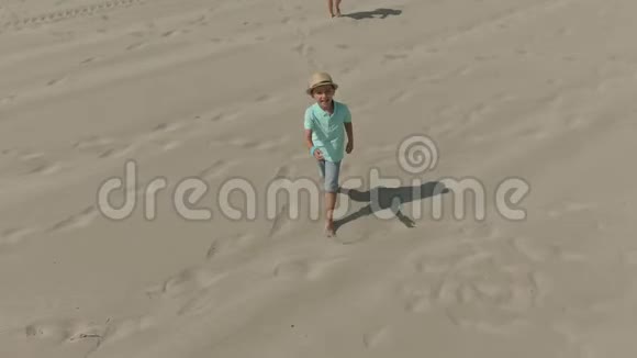 孩子们在一架飞行无人机后沿着海滩奔跑视频的预览图