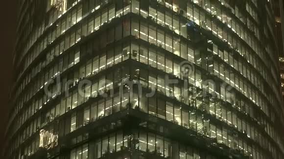 从下至上的高度延伸到商业区摩天大楼的夜景视频的预览图