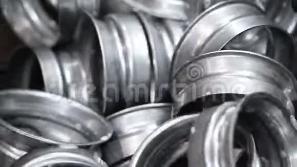 金属冲压工业传送带中的成品金属片工业背景视频的预览图
