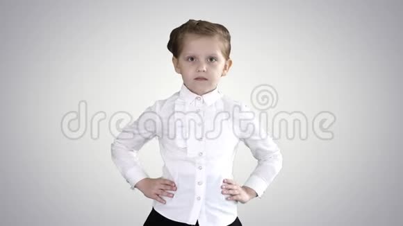 小可爱的女孩走路双手在她的臀部梯度背景视频的预览图