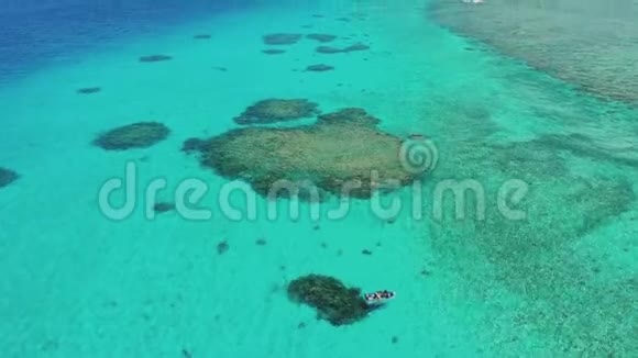 全景蓝色海洋水景观珊瑚视频的预览图