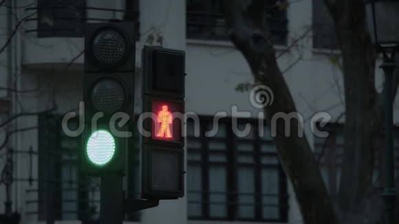 行人交通灯的红绿灯信号视频的预览图
