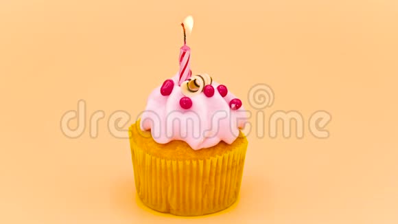 生日蛋糕上有一支红色的蜡烛在橙色的背景上视频的预览图