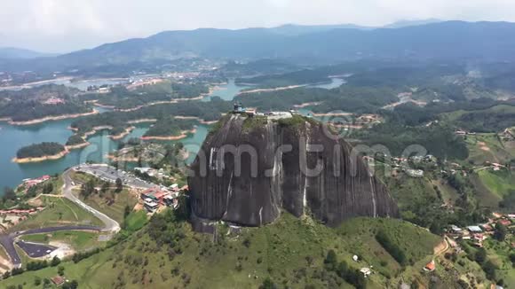 鸟瞰哥伦比亚瓜塔皮德拉德尔佩诺湖的岩石视频的预览图