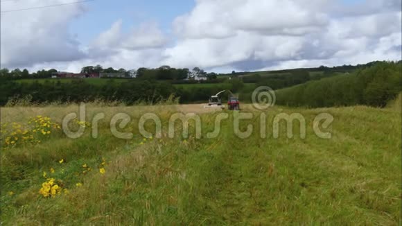 小麦联合收割机拖拉机英国农场视频的预览图