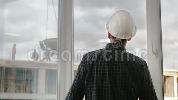 建筑工人看建筑工程视频的预览图