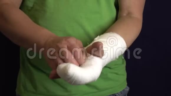 一个有手臂的人在石膏中保存资金不用支付医院的紧急医疗费用视频的预览图