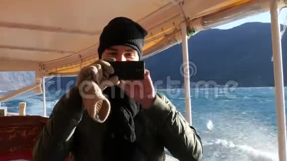 游客带着手机在海上乘船拍照视频的预览图