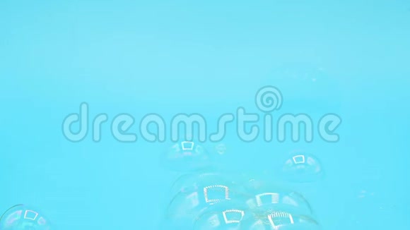 真正的肥皂泡在蓝色糊状背景上飞行视频的预览图
