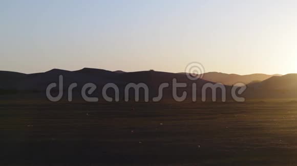 日落时分在蒙古草原骑摩托车越野视频的预览图