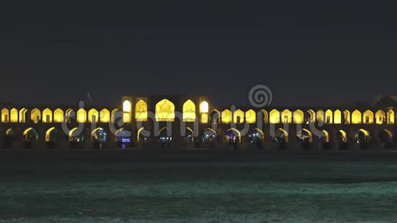 伊朗伊斯法罕历史上17世纪夜晚的卡朱桥视频的预览图